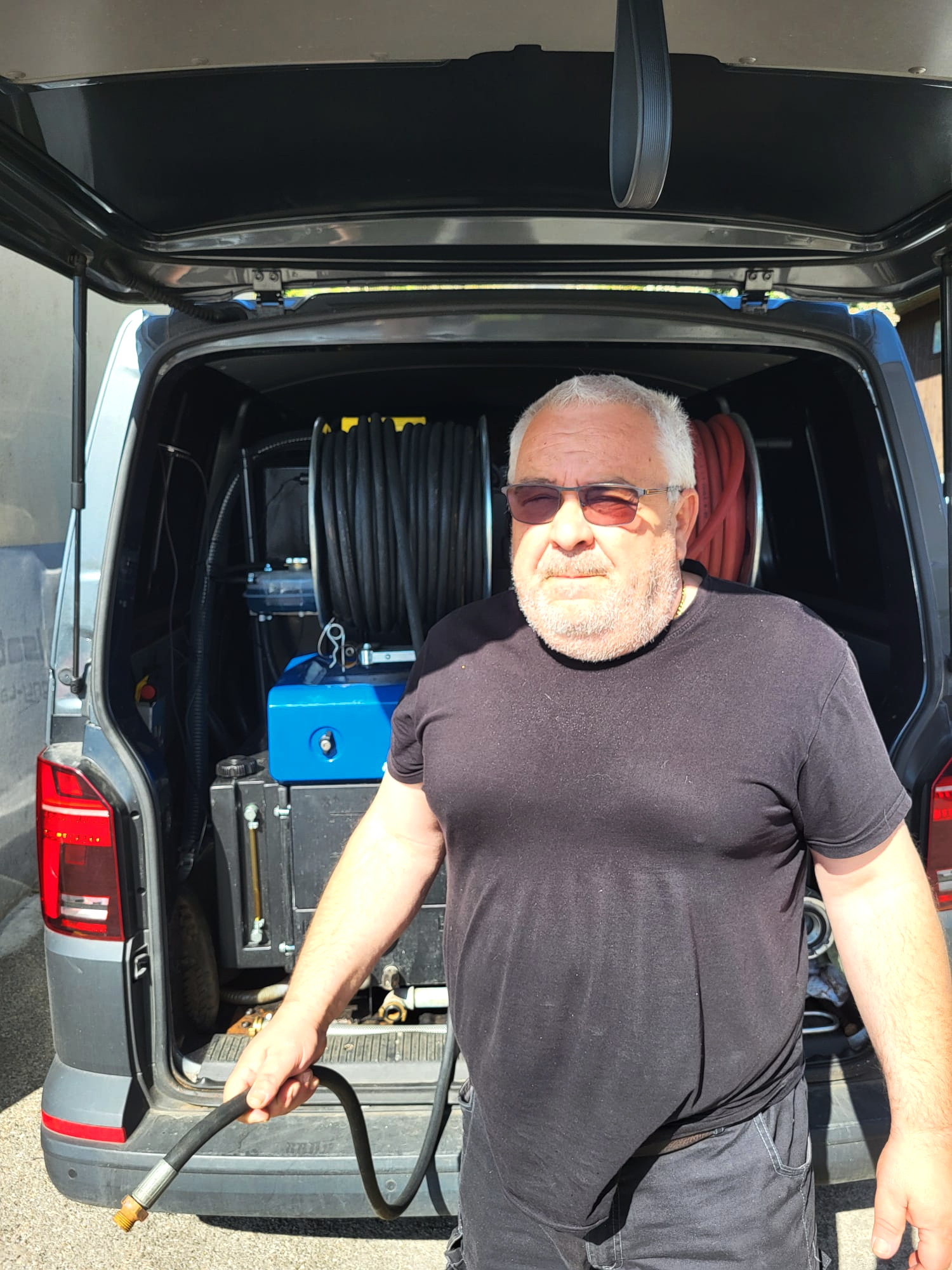 José Antunes, fondateur d'Expert Canalisations, devant le van d'intervention à Bussigny